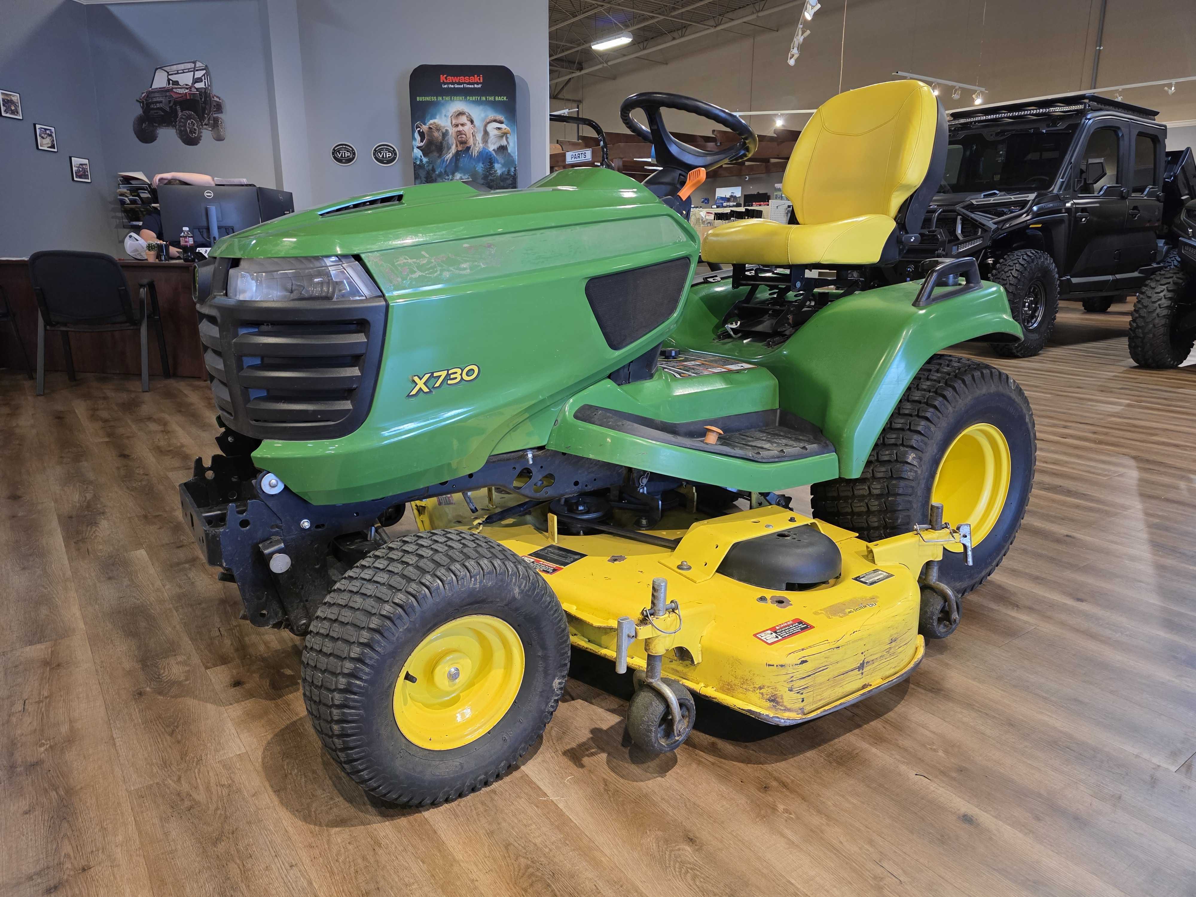 2015 John Deere X730 Mower-Riding
