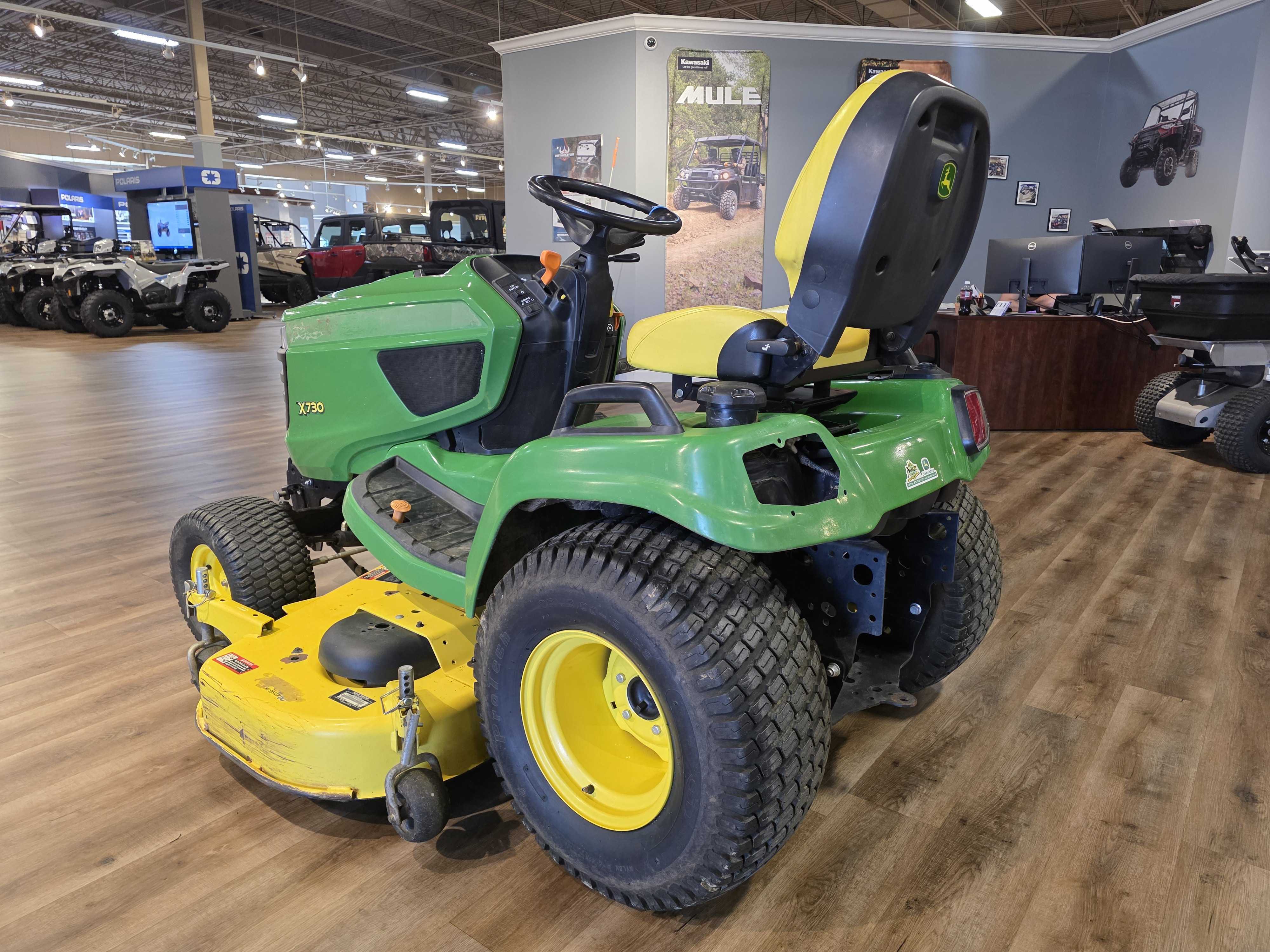 2015 John Deere X730 Mower-Riding