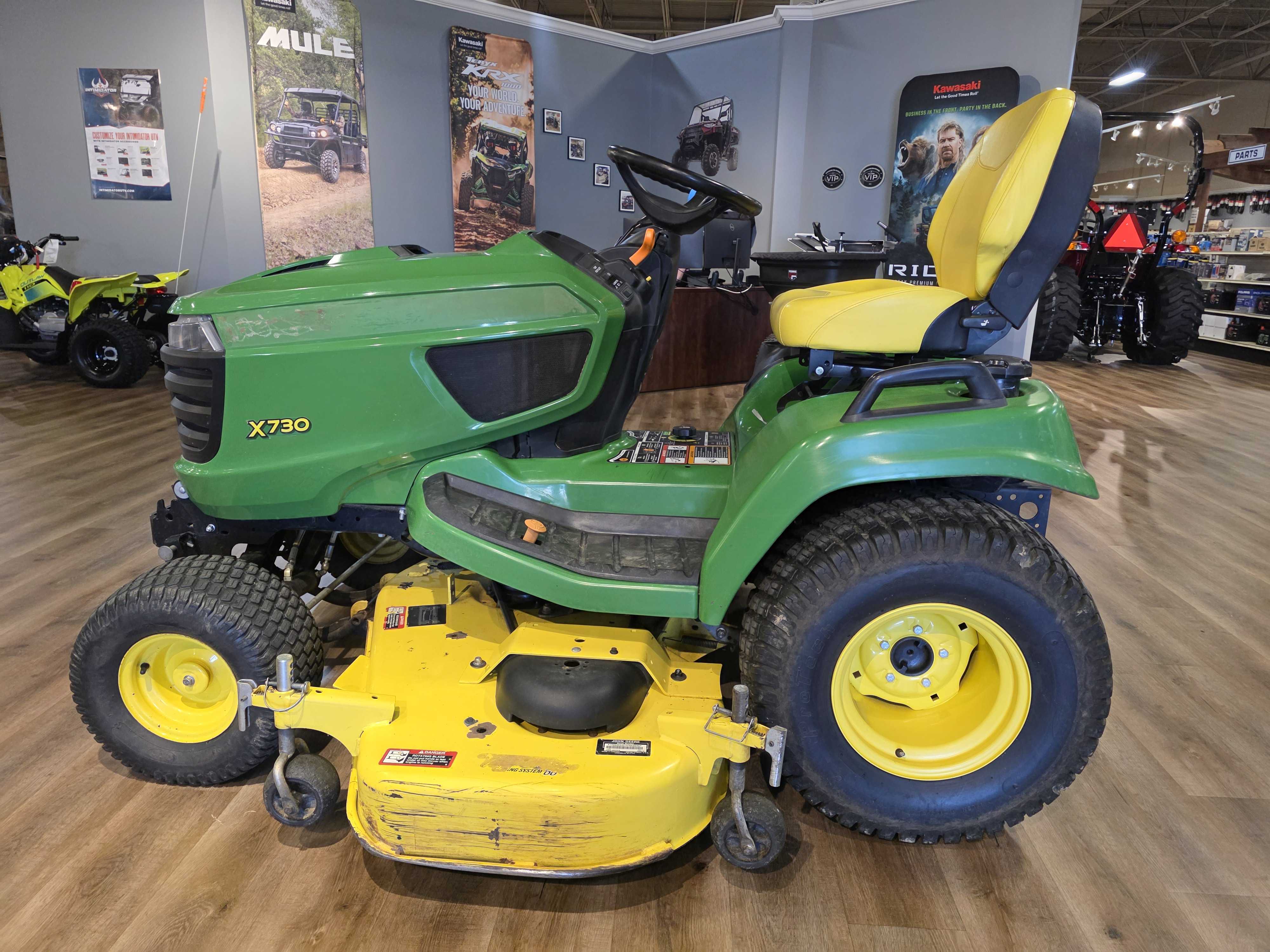 2015 John Deere X730 Mower-Riding
