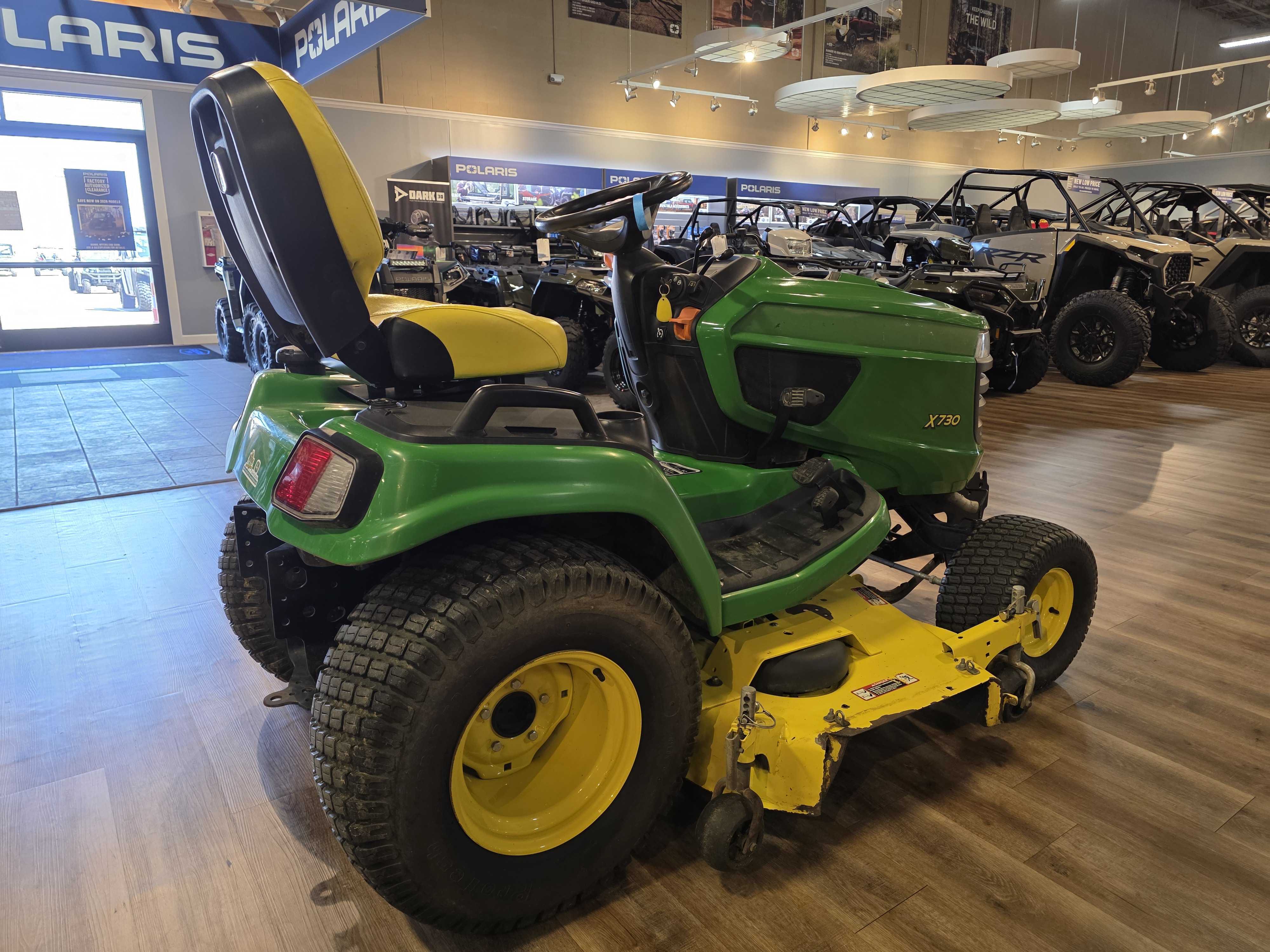 2015 John Deere X730 Mower-Riding